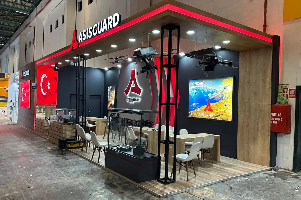 Kırmızı ışık detaylı siyah kurumsal fuar standı