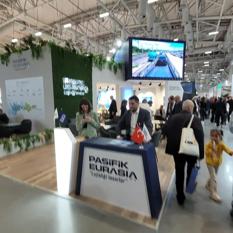 Pasifik Eurasia standında ziyaretçilerle kullanılan toplantı ve sunum alanı