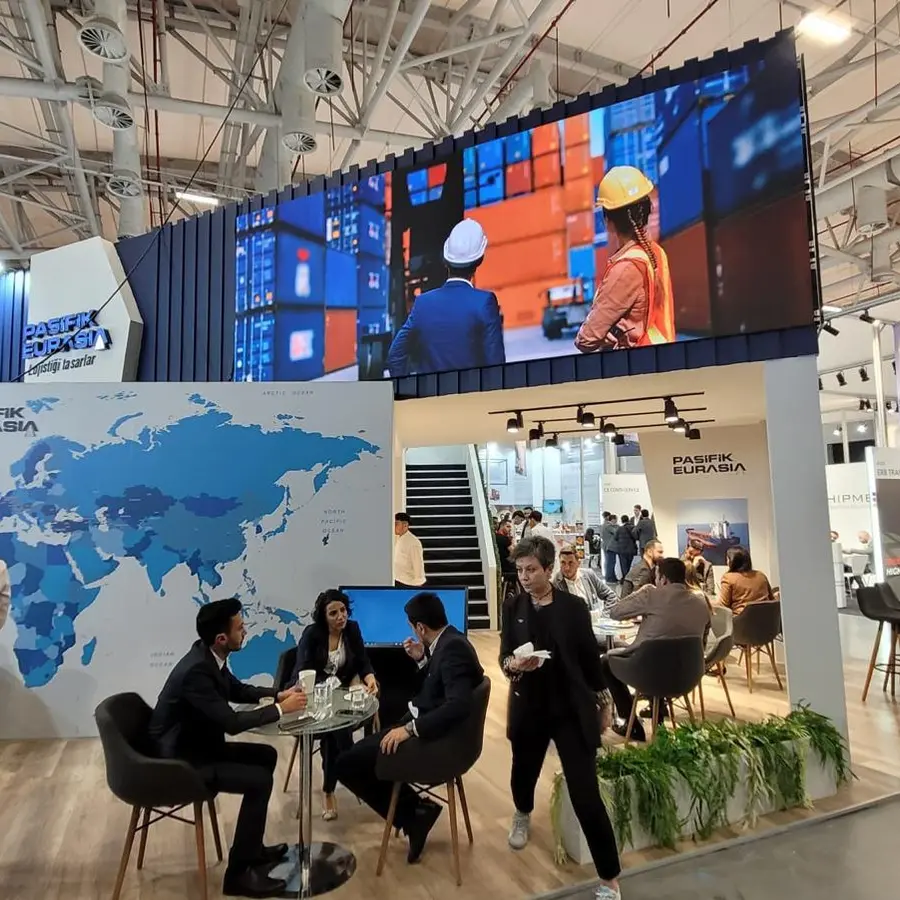Pasifik Eurasia standında LED ekranlı kurumsal fuar alanı